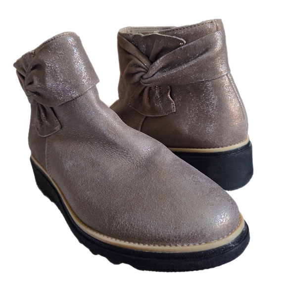 CLARKS SHARON SALON BOW PEWTER METALLIC ANKLE BOOTS SIZE 7.5 NWOT - Picture 4 of 7